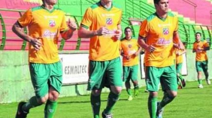 Na última segunda-feira (27), os jogadores realizaram um treino físico no gramado do Benitão