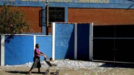 Papeis de candidatos oferecem risco aos pedestres, que podem escorregar no material