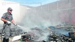 Corpo de Bombeiros foi acionado pela comunidade para conter as chamas no Jd. Floridiana