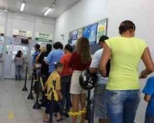 Fila de consumidores à espera de atendimento em casa lotérica na cidade (foto arquivo)