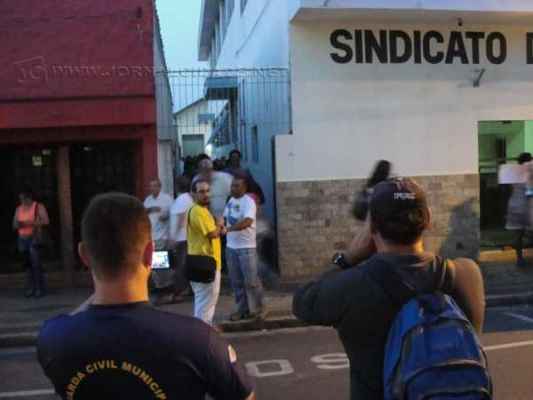 Grevistas vaiam saída de comissionados da sede do PMDB