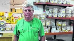 Edson Rocha Cupido, 64, trabalha no empório de um supermercado em Rio Claro desde 2012; renda das pessoas com 60 anos ou mais chega a R$ 446 bilhões