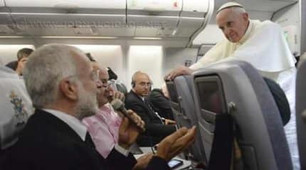 Em 2013, quando voltava da JMJ, que ocorreu no Brasil, o papa Francisco propôs uma reflexão de tolerância aos homossexuais (Imagem: Reprodução)