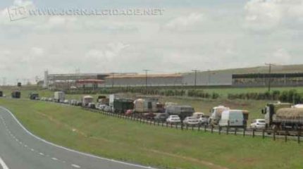 Veículos que seguiam sentido à capital paulista, no início da tarde, foram surpreendidos com a lentidão no trânsito.