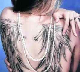 Isabela Braghin tem em suas costas uma tatuagem de asas