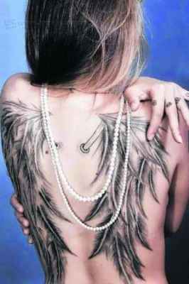 Isabela Braghin tem em suas costas uma tatuagem de asas