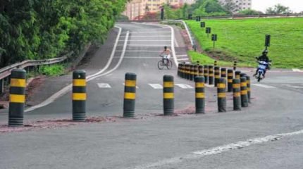 Acidentes, de acordo com a vizinhança, são frequentes e já se tornou hábito por parte dos ciclistas e pedestres dividirem espaço com os veículos.