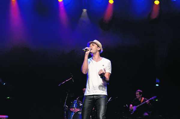 O cantor rio-clarense Jorge Luis Júnior conquistou o primeiro lugar no Festival Sesi Música, na categoria Interpretação