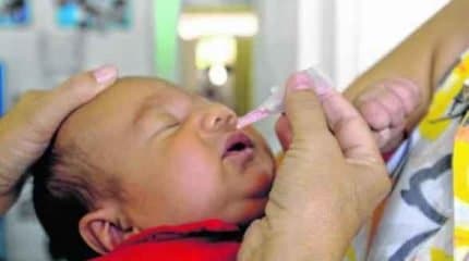 Bebê recebe a vacina contra a paralisia infantil. Campanha nacional começa neste sábado, dia 8 (foto Elza Fiuza/ABr)