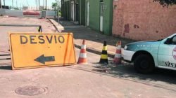 Placa indica desvio no local onde a estrada foi interditada para a realização de obras que, atualmente, estão paralisadas