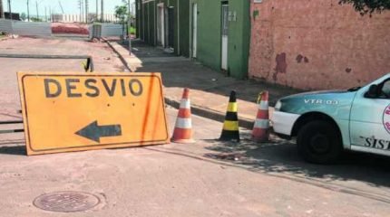 Placa indica desvio no local onde a estrada foi interditada para a realização de obras que, atualmente, estão paralisadas