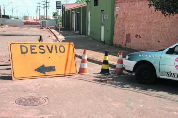 Placa indica desvio no local onde a estrada foi interditada para a realização de obras que, atualmente, estão paralisadas