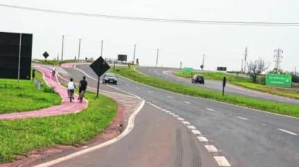 ATENÇÃO: alguns ciclistas não veem problema em andar na ciclovia pela contramão