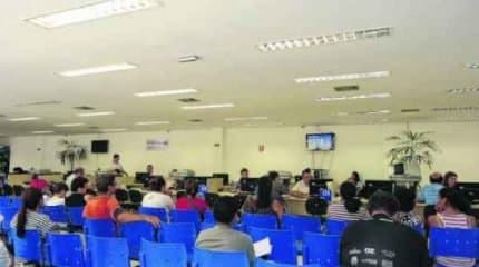 Contribuintes aguardam pelo atendimento nos guichês do Atende Fácil, que fica na Avenida 2, número 130, Centro