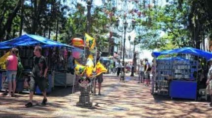 Ambulantes ocupam espaço que divide as duas praças que formam o Jardim Público central