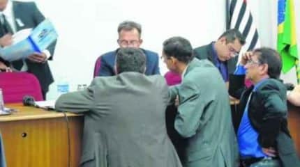 Vereadores governistas conversando antes do início da sessão ordinária realizada nessa segunda-feira, 24 de novembro