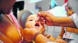 Criança toma vacina contra a paralisia infantil (poliomielite) em unidade de saúde (foto Agência Brasil)