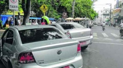 PROBLEMA: os taxistas pedem aos motoristas que não estacionem em suas vagas
