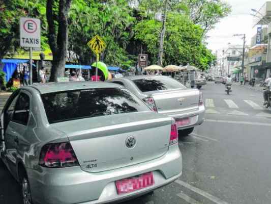 PROBLEMA: os taxistas pedem aos motoristas que não estacionem em suas vagas