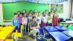 O cineasta João Paulo Miranda, do Grupo Kino-Olho, com alguns dos alunos que participaram das oficinas e gravações