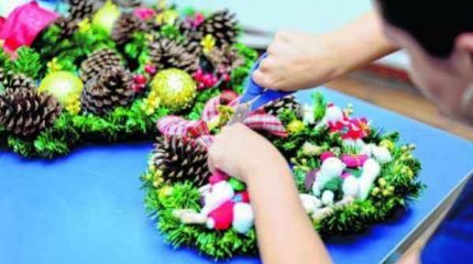 As dez guirlandas grandes custam 80 reais e as pequenas podem ser adquiridas por 50 reais no Paço Municipal de RC