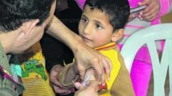 Criança toma vacina em unidade de saúde. O Brasil realiza neste sábado novo Dia D de vacinação contra a poliomielite e o sarampo (foto Agência Brasil)