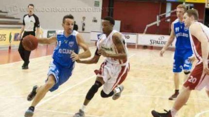 Time rio-clarense chegou a estar perdendo por 15 pontos, reagiu no último quarto, mas segue sem vencer no NBB. (Foto: Fábio Figueiredo/Divulgação)