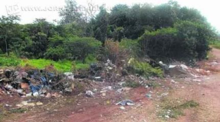Lixo descartado incorretamente na Estrada da Bomba. (Fotos de Antônio Donizete Lopes)