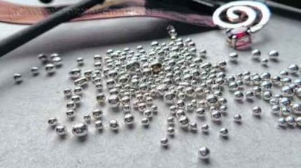 Peças são fruto da parceria entre a designer Débora Maule e seus alunos do Studio Duo; exposição segue até o domingo (30)