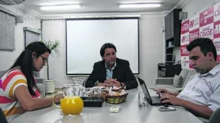 O prefeito Rogério Pascon durante entrevista aos jornalistas Antonio Archangelo e Vivian Guilherme, do Grupo JC