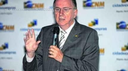 Em outubro, o presidente da Confederação Nacional, Paulo Ziulkoski, falou sobre a crise