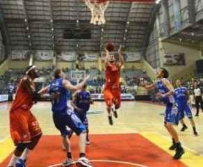 RC Basquete começou melhor, segue na frente até o quarto período, mas equipe sorocabana passa à frente nos dois últimos minutos (Foto: Aldo Silva/Cruzeiro do Sul)