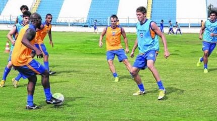 A primeira parte do elenco, composta por 14 jogadores, segue treinando no Schmidtão