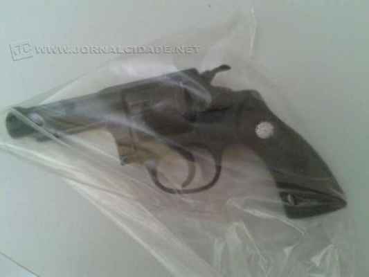 Arma apreendida pode ter sido utilizada em homicídio que está sendo investigado