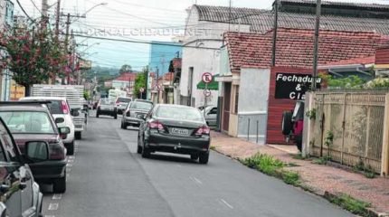 RISCO: os moradores e comerciantes da Avenida 12 denunciam que o limite de velocidade de 40 km/h não é respeitado