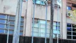 Mastros com as bandeiras do Brasil, do Estado, de Rio Claro e do Mercosul no Paço Municipal