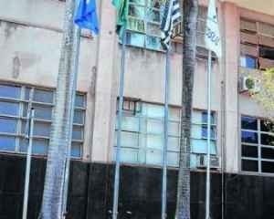 Mastros com as bandeiras do Brasil, do Estado, de Rio Claro e do Mercosul no Paço Municipal