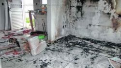Em uma das casas populares, fogo danificou paredes, forro e parte do azulejo do imóvel