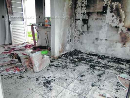 Em uma das casas populares, fogo danificou paredes, forro e parte do azulejo do imóvel