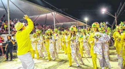 Desfile da Casamba na Rua 3-A em 2014. Presidente da agremiação, assim como os demais, segue com os preparativos para o desfile