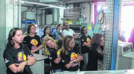 Participantes puderam acompanhar o processo de impressão do jornal, desde a parte técnica até a parte prática do processo