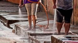 Lavar a calçada com água corrente é uma das maiores causas das reclamações dos munícipes (Imagem: Reprodução)