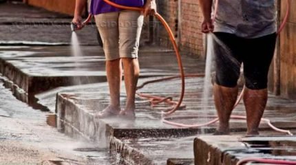 Lavar a calçada com água corrente é uma das maiores causas das reclamações dos munícipes (Imagem: Reprodução)