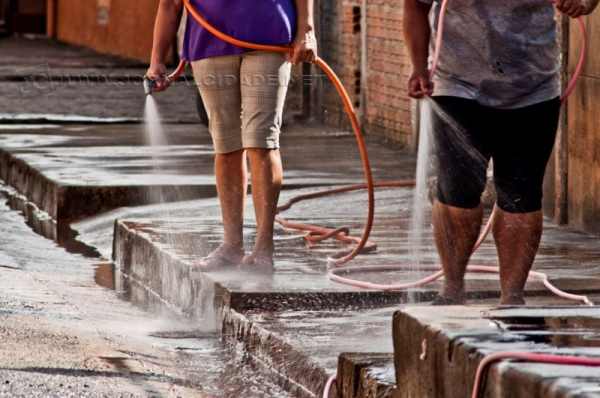 Lavar a calçada com água corrente é uma das maiores causas das reclamações dos munícipes (Imagem: Reprodução)