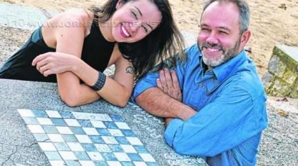 Ana Paula Laux e Rogério Christofoletti escrevem juntos sob o pseudônimo Chris Lauxx; publicação está à venda pela Amazon