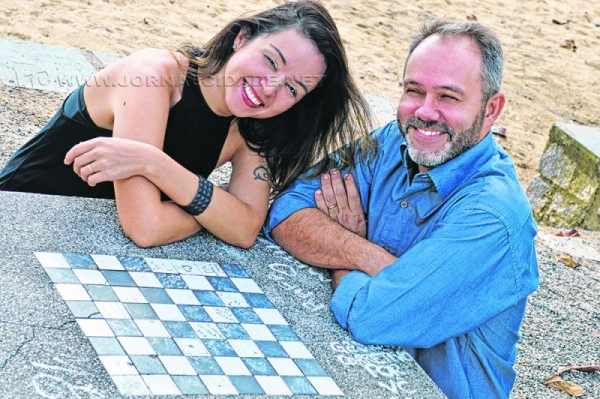 Ana Paula Laux e Rogério Christofoletti escrevem juntos sob o pseudônimo Chris Lauxx; publicação está à venda pela Amazon