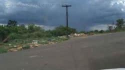 Descarte incorreto de lixo ocorre na Rua 12 com a Avenida Marginal no bairro Jardim Novo I (Foto: Barba Leite)