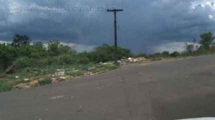 Descarte incorreto de lixo ocorre na Rua 12 com a Avenida Marginal no bairro Jardim Novo I (Foto: Barba Leite)