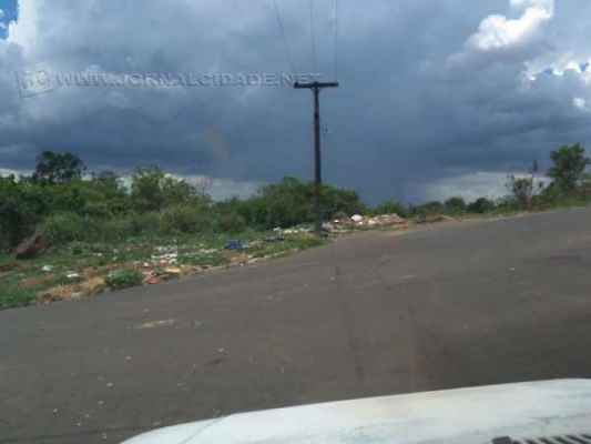 Descarte incorreto de lixo ocorre na Rua 12 com a Avenida Marginal no bairro Jardim Novo I (Foto: Barba Leite)