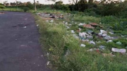 Resíduos estão sendo despejados irregularmente na Rua 20 com a Avenida 86